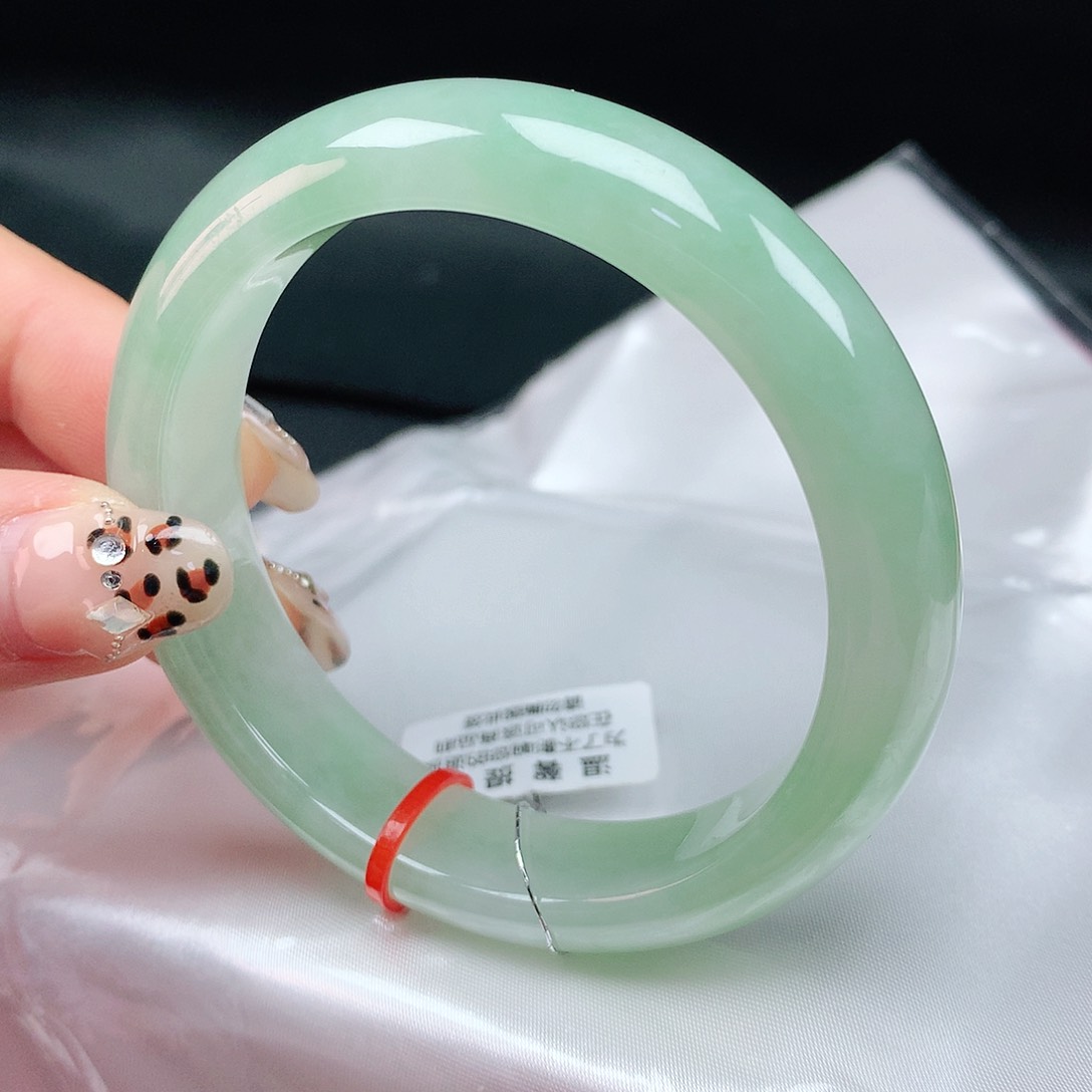 翡翠手镯足铂镶嵌54圈