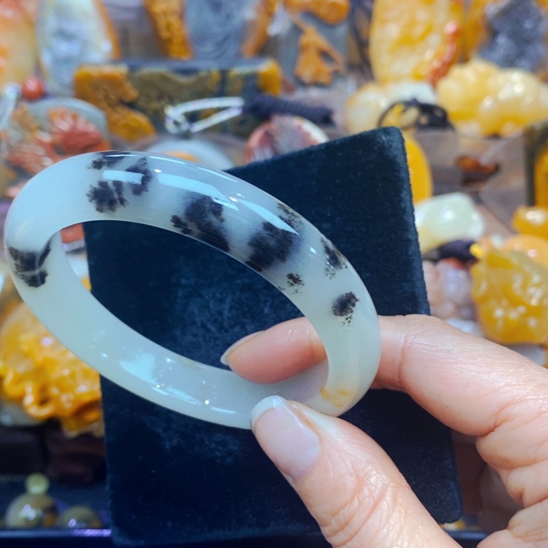 未镶嵌石英质玉（黄龙玉）颈饰