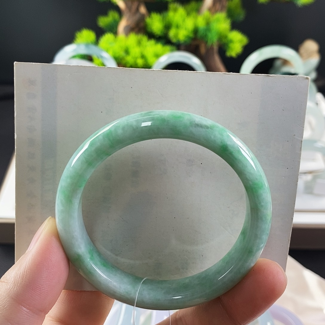 翡翠手镯未镶嵌7。       