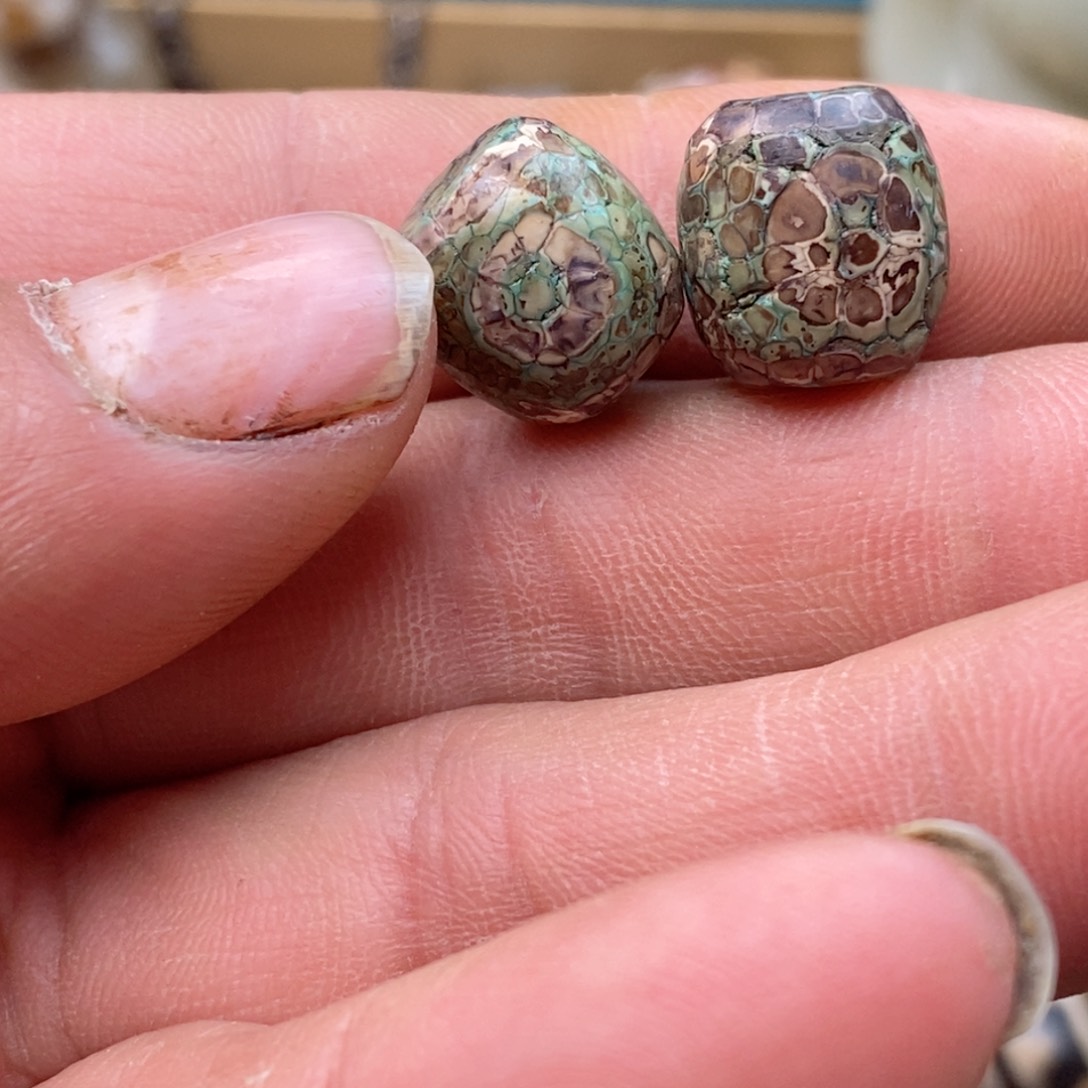 DIY琉璃珠子的颜色是蓝色的还是