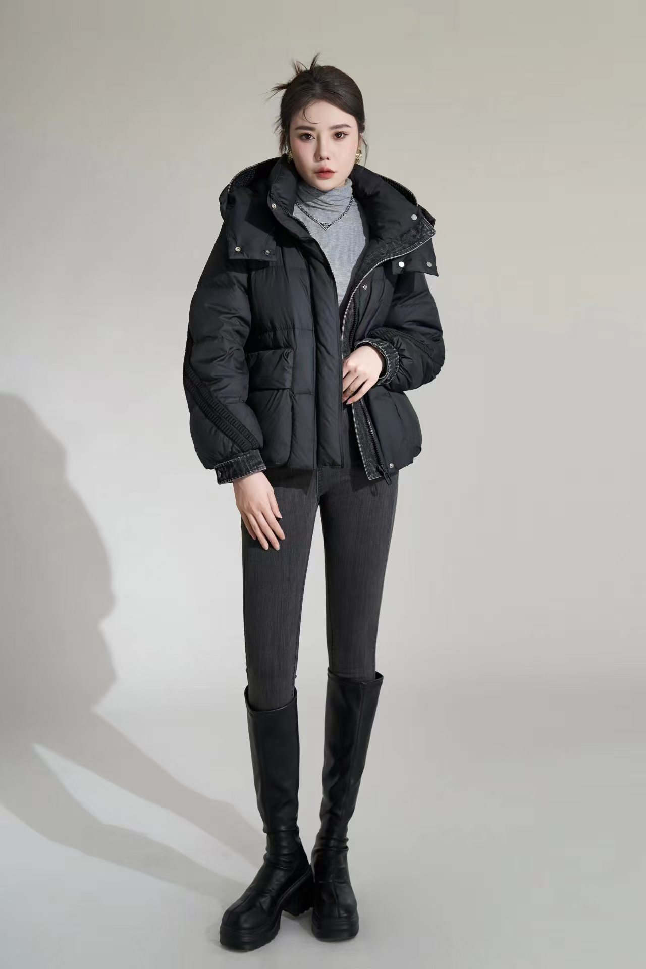 24038常规连帽中长款百搭黑色拼接牛仔女士羽绒服高高货