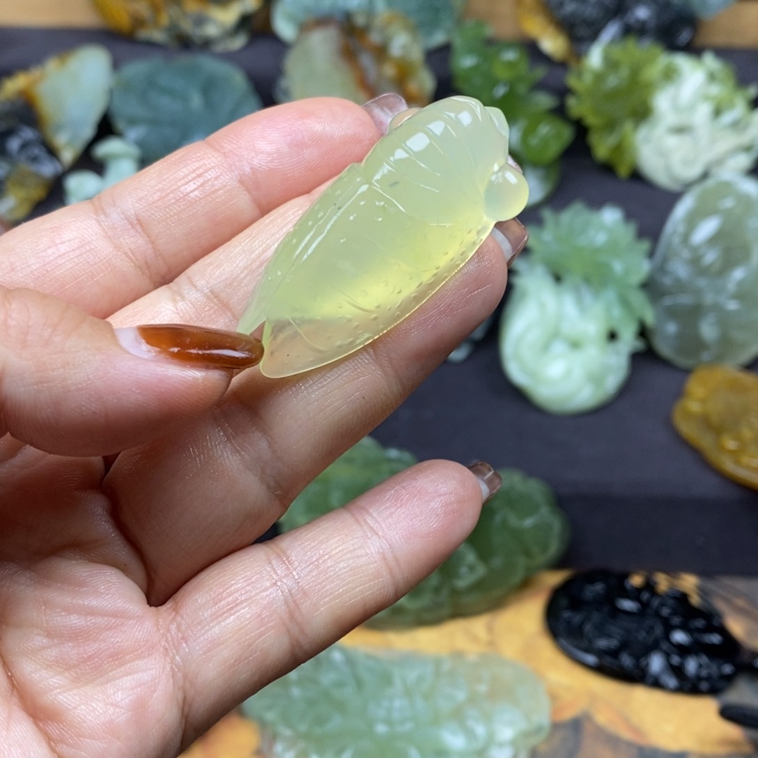 蛇纹石玉颈饰未镶嵌