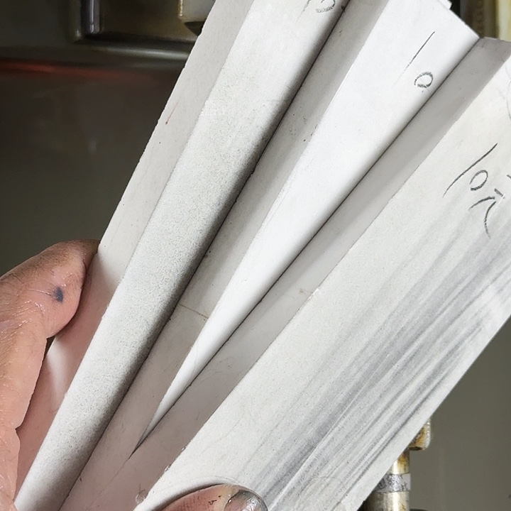 伤****白刚玉30元三个裂纹小白块