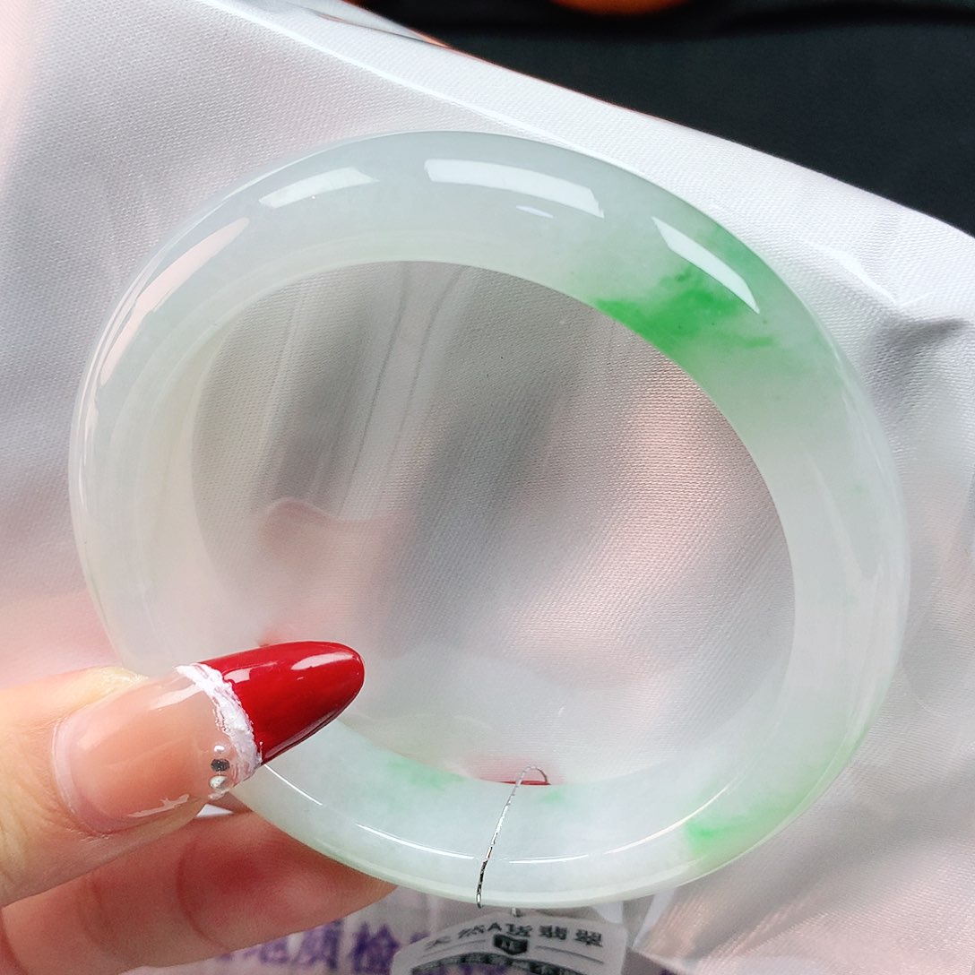 翡翠手镯未镶嵌55圈