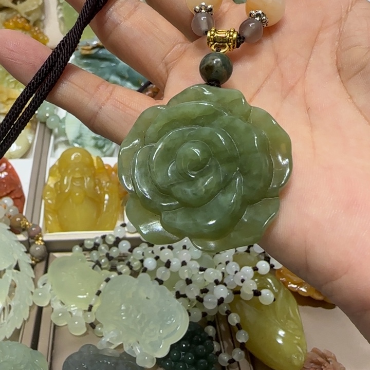 蛇纹石玉吊坠未镶嵌