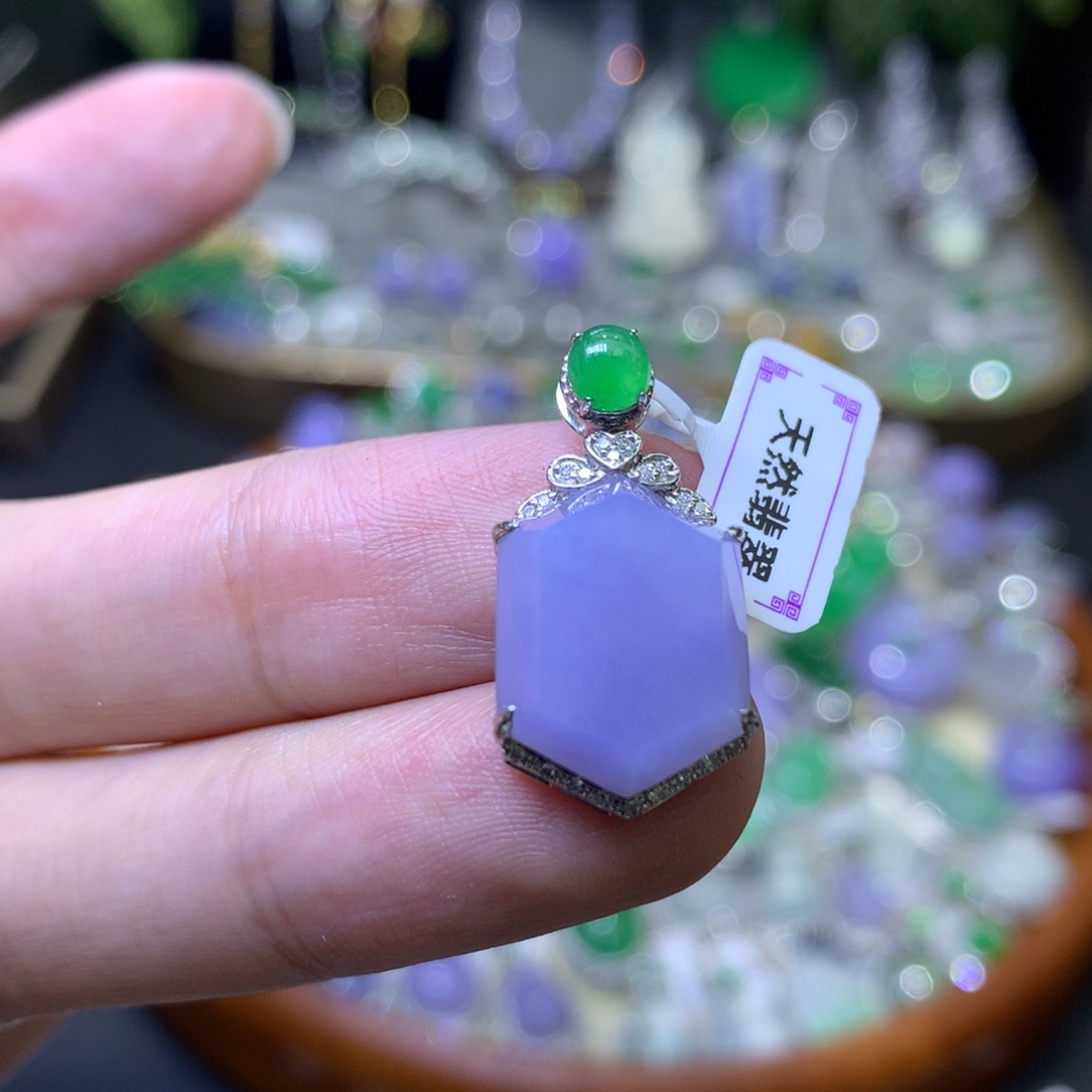 颈饰18K金镶嵌翡翠