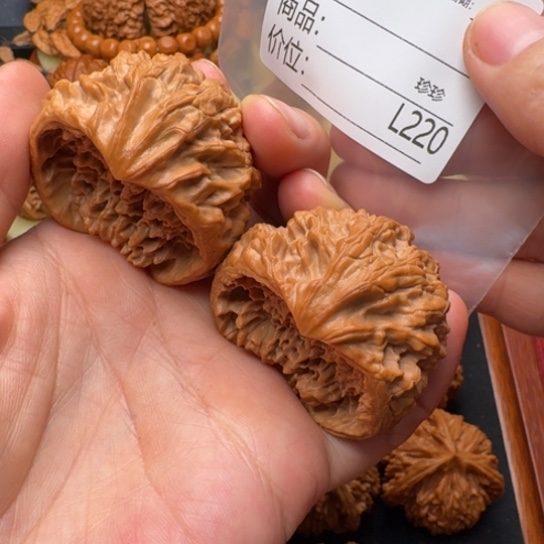 举***轻桃核把件45 精品聚宝盆