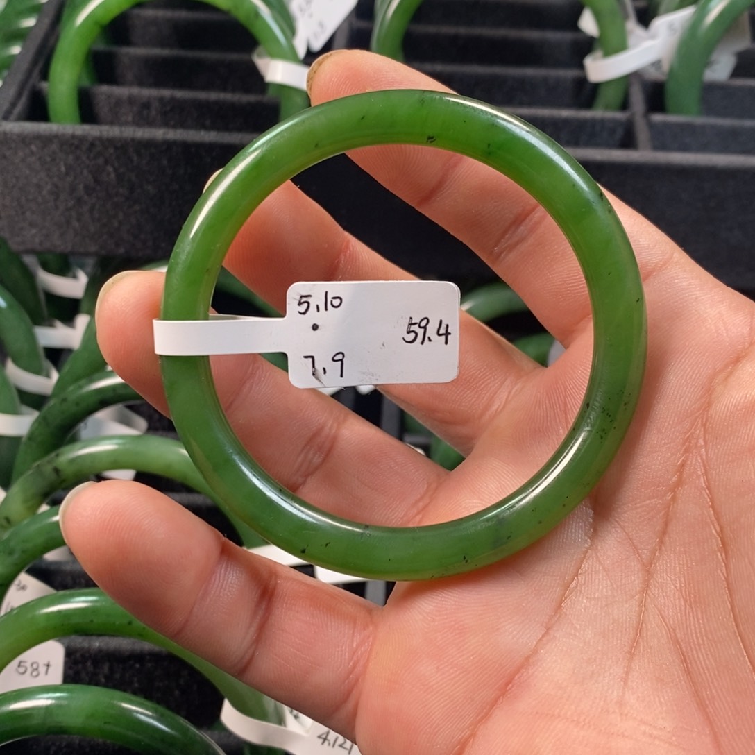 用***2和田玉（碧玉）未镶嵌手镯微瑕