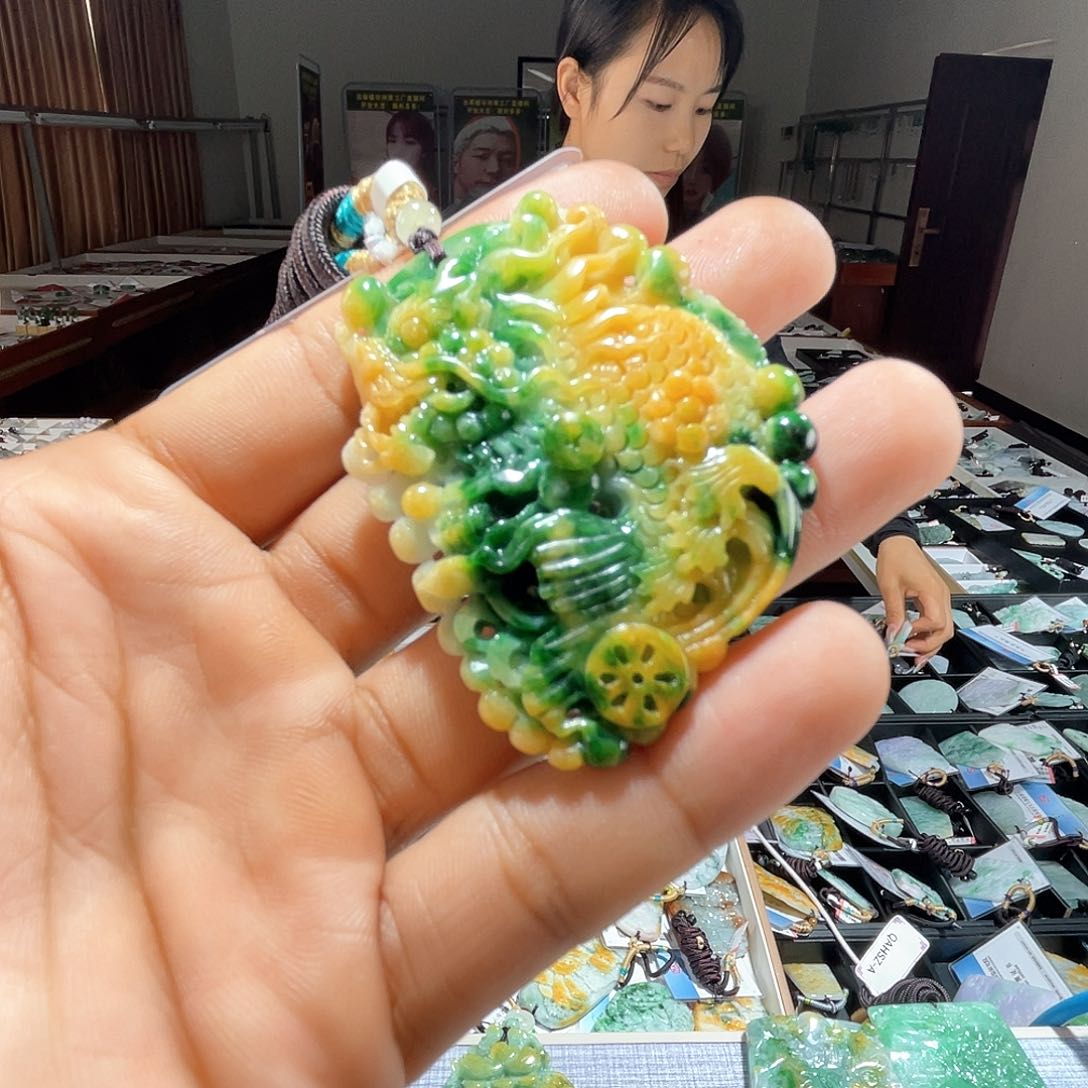 翡翠未镶嵌颈饰一