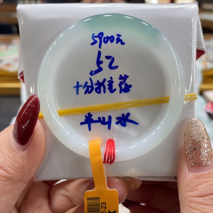 翡翠手镯未镶嵌翡翠