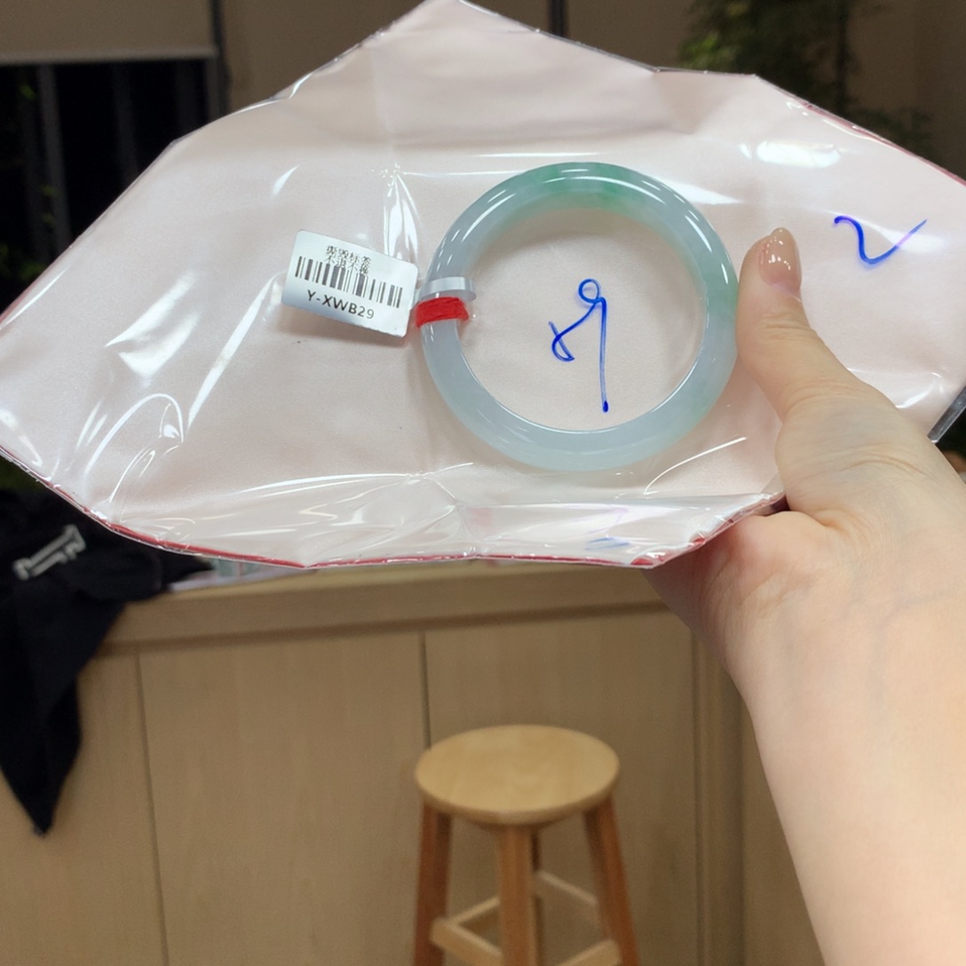 翡翠手镯未镶嵌不退不换