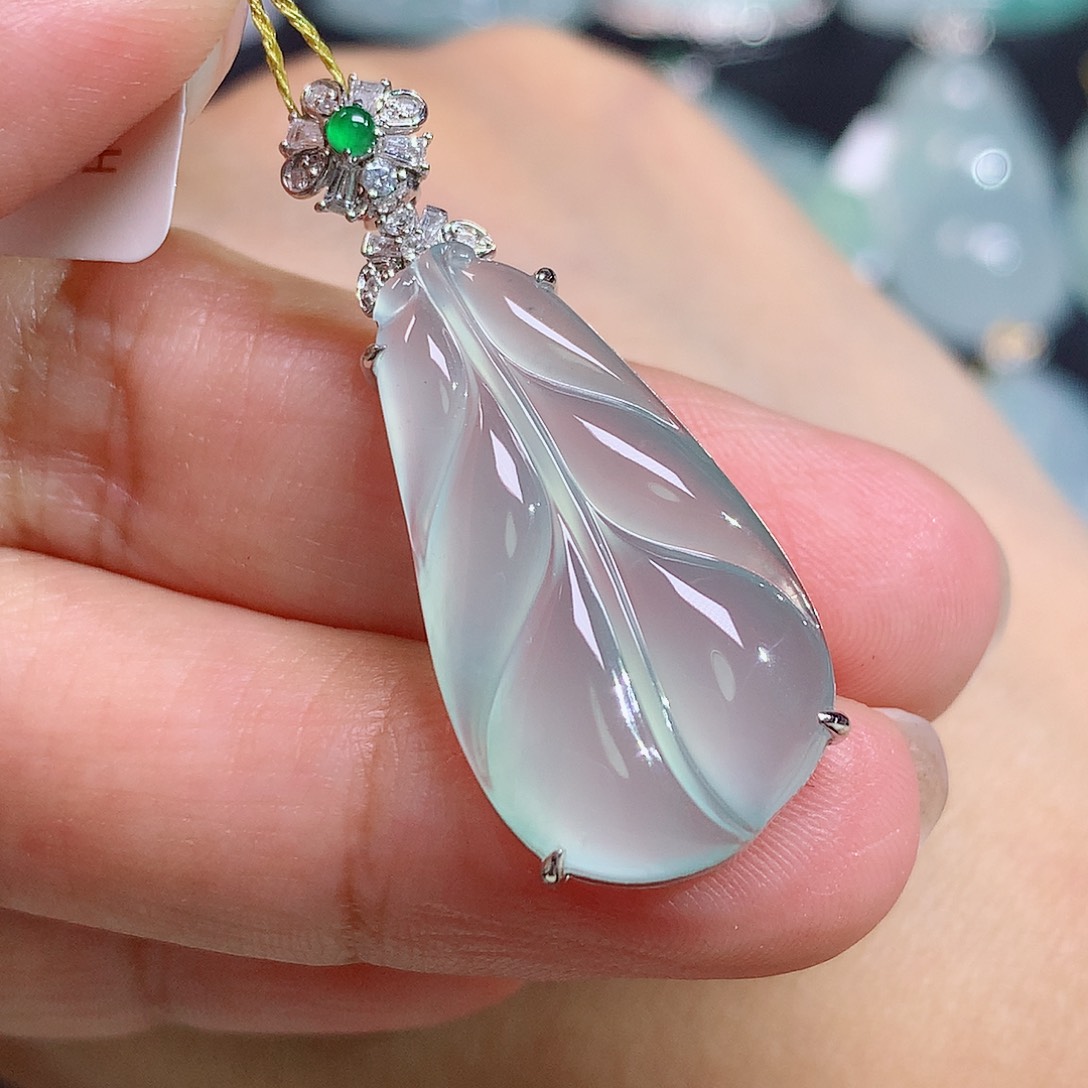 翡翠18K金镶嵌颈饰叶子