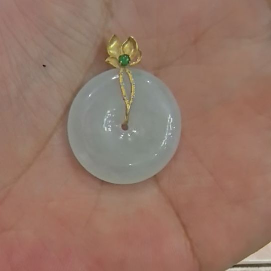 翡翠18K金镶嵌颈饰翡翠18K金镶嵌平安扣