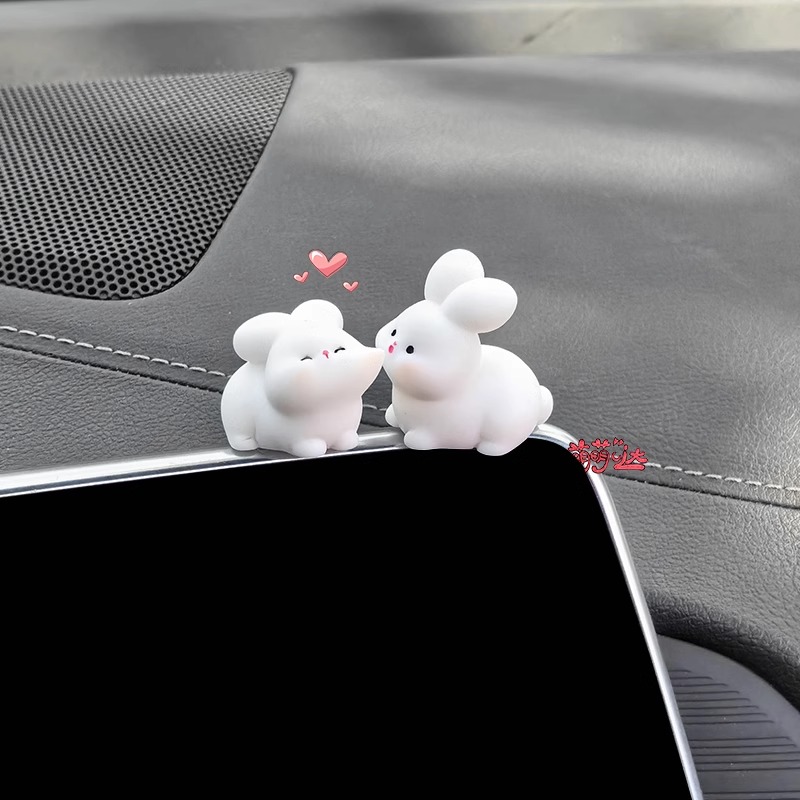 情侣摆件2025新款车载摆件亲亲小动物车内饰品摆件中控台屏幕装饰