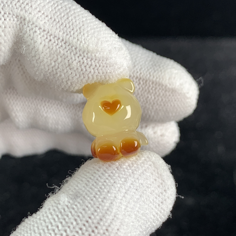 V1008保真原矿俄料尺寸17.3*12.3mm俏色蜜蜡雕刻小熊配饰支持复检