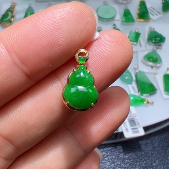 颈饰18K金镶嵌翡翠