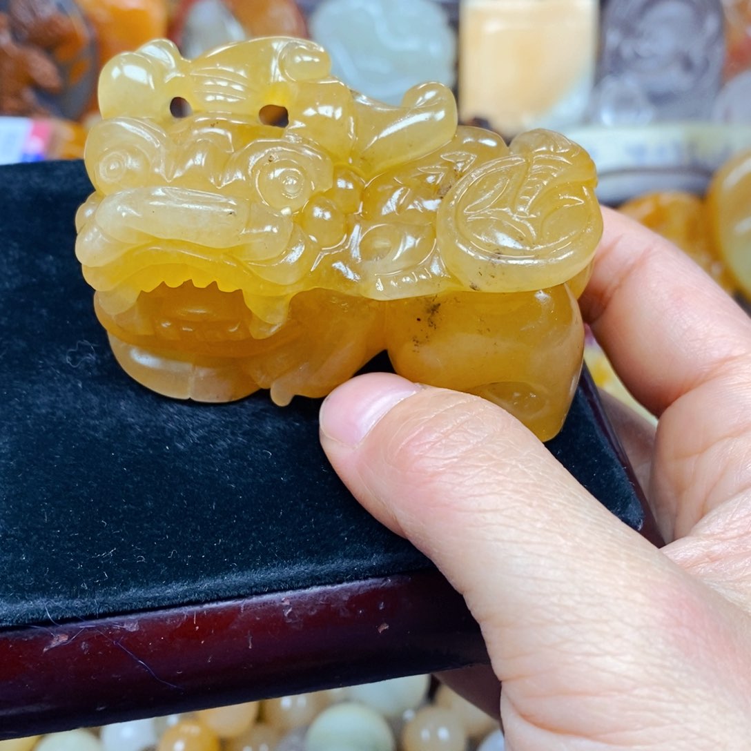 石英质玉（黄龙玉）未镶嵌颈饰