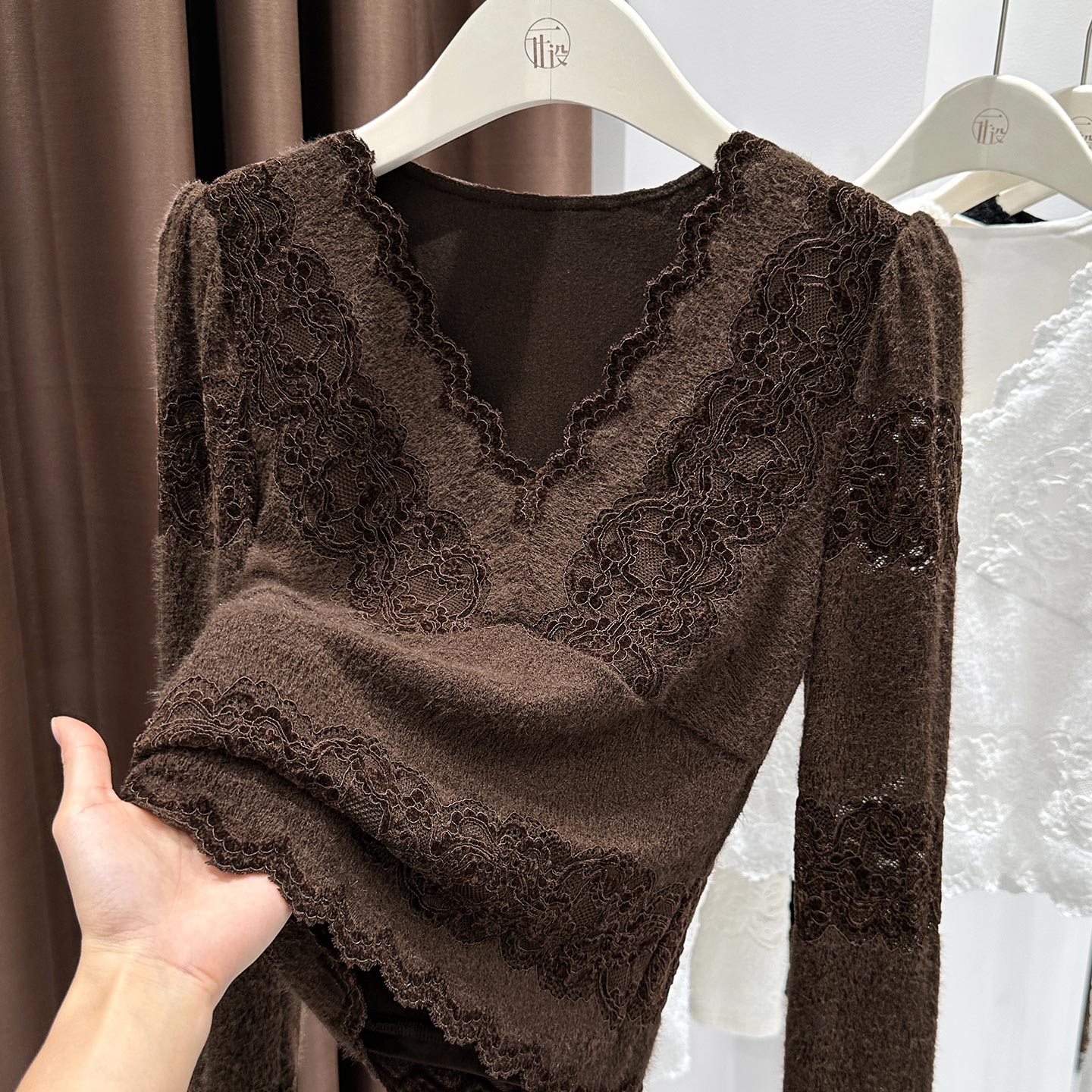 绝美花纹加绒蕾丝打底衫女2025秋冬内搭短款修身V领小衫好看上衣