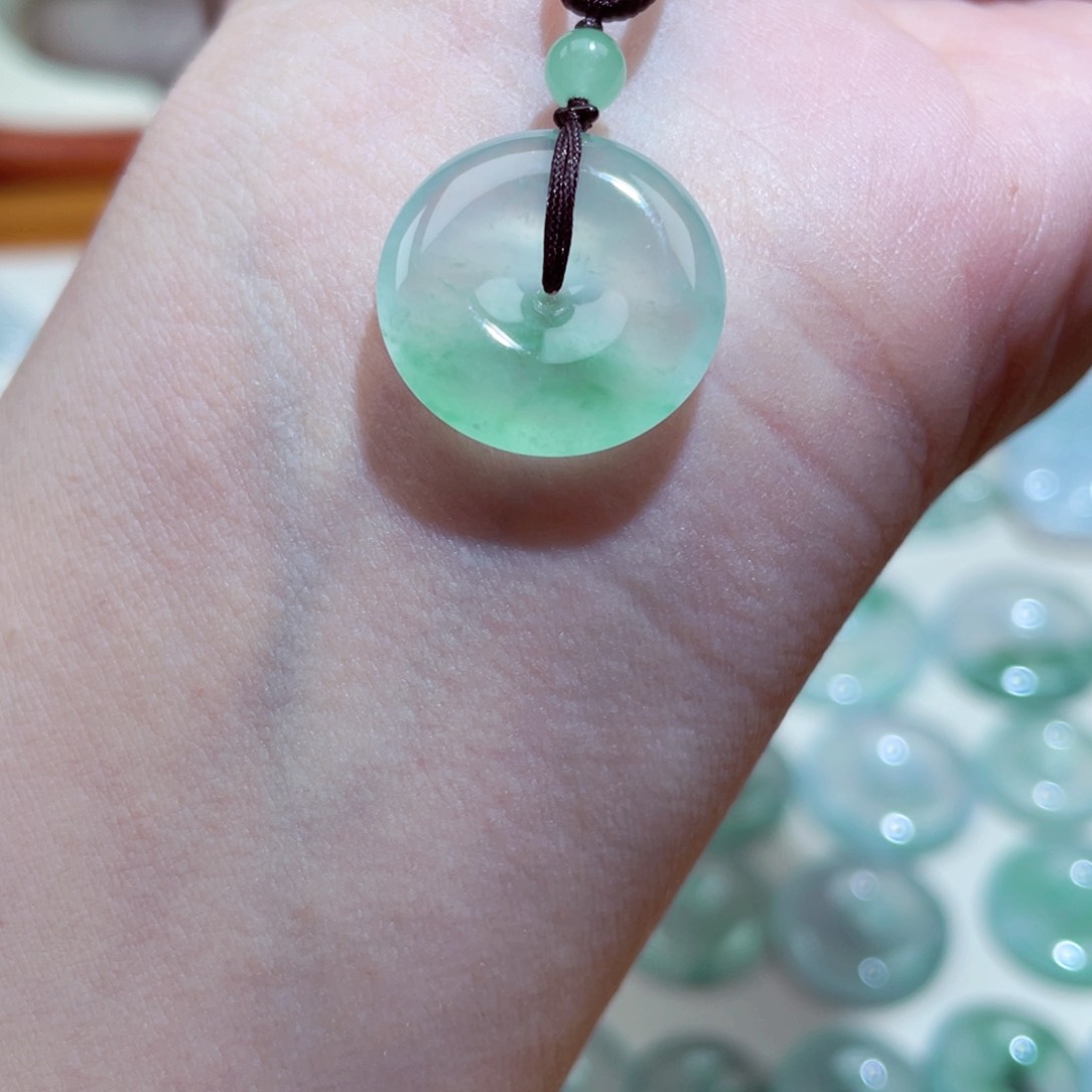 翡翠颈饰未镶嵌平安扣