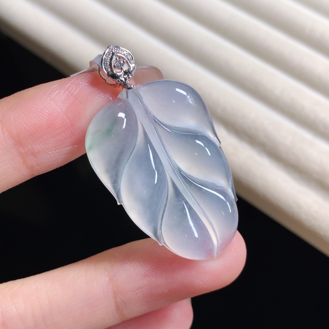 翡翠颈饰18K金镶嵌茅台白叶子