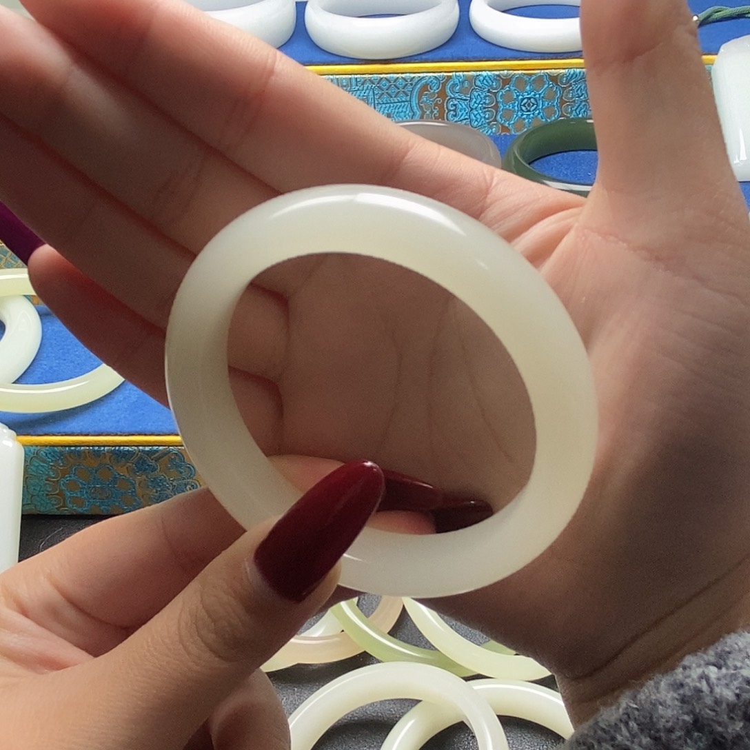 ℳ****55圈口正圈暖白手镯