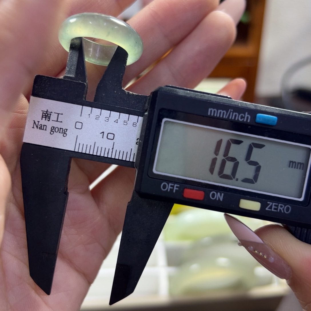 蛇纹石玉未镶嵌手镯650瑕疵