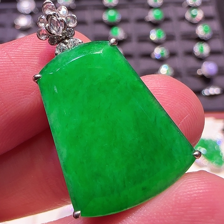 翡翠颈饰18K金镶嵌吊坠