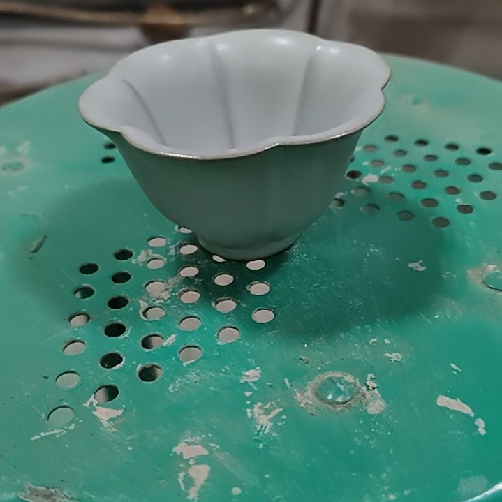 官瓷天青釉花口杯微瑕