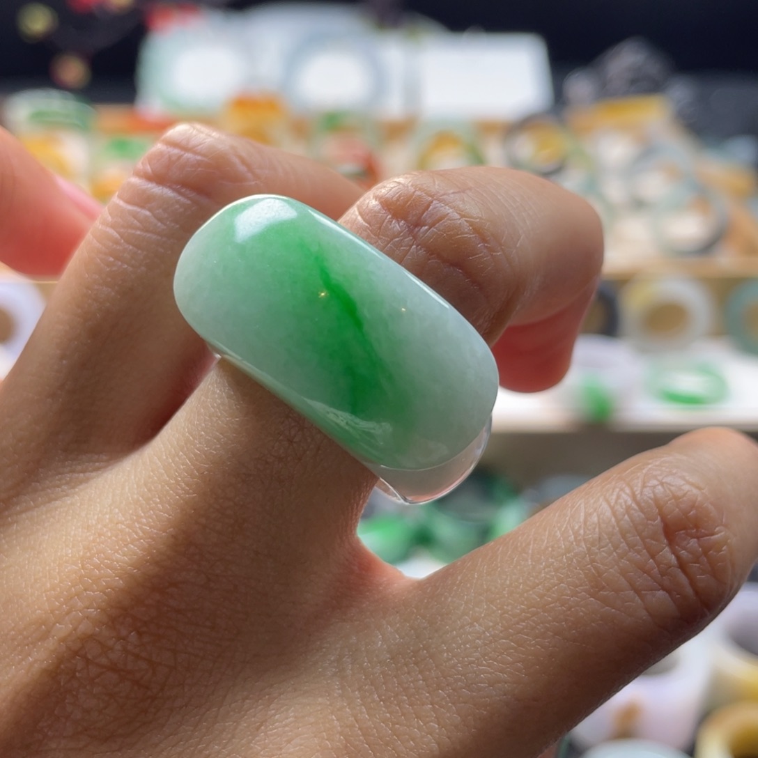 定制翡翠未镶嵌大**骏戒指