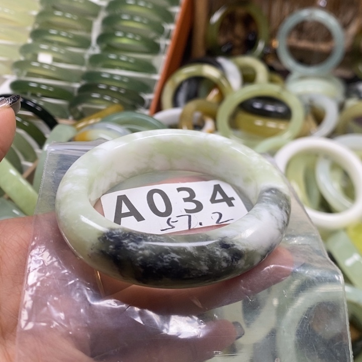 蛇纹石玉未镶嵌手镯