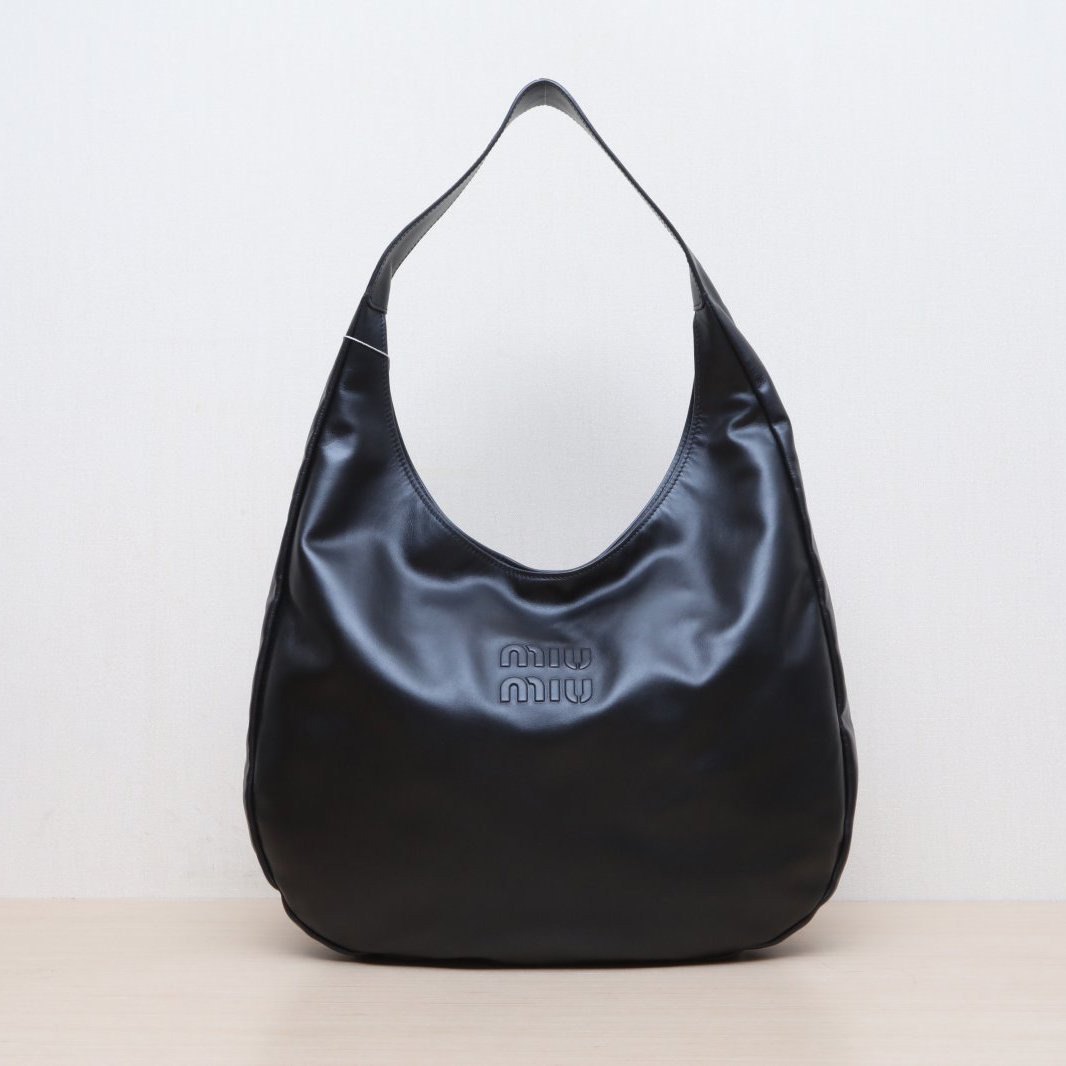 99新 MIU MIU/缪缪 【黑黑】黑色 大号 压纹刻字 磁扣开合腋下包