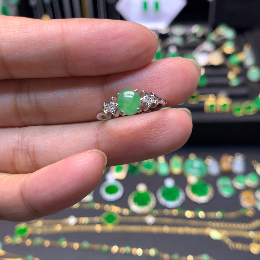 翡翠未镶嵌颈饰有纹