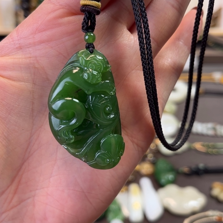 和田玉未镶嵌颈饰碧玉猴子