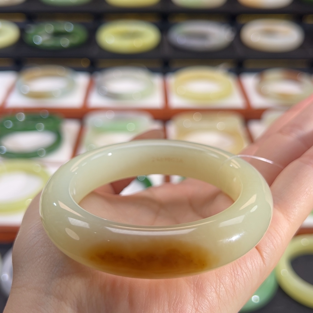 和田玉（黄玉）手镯未镶嵌糖黄夹层