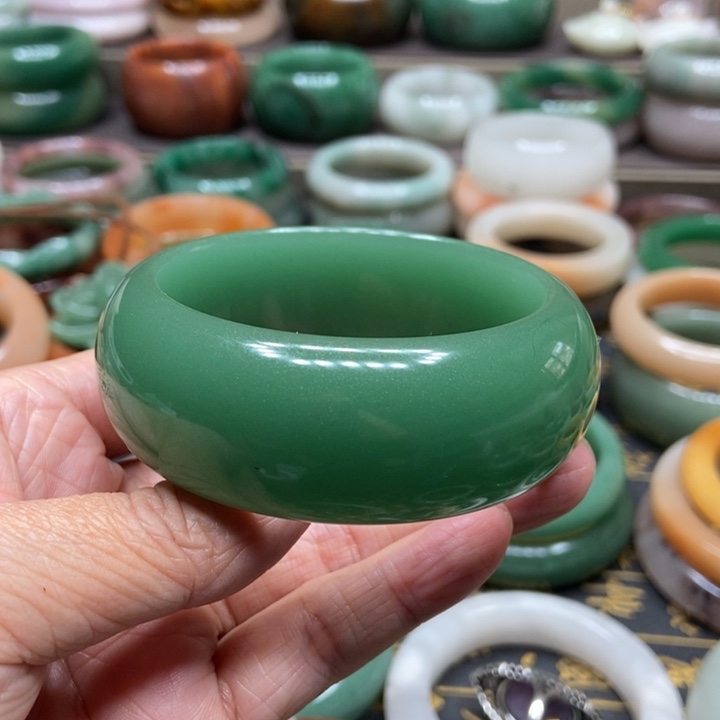 石英质玉手镯未镶嵌万**心