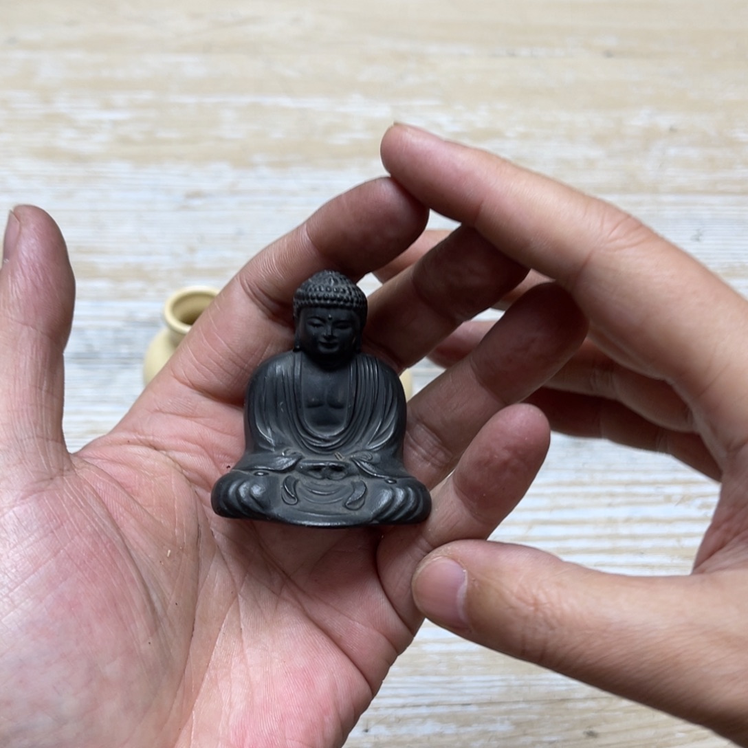 瓷片光**者密密麻麻地排列着