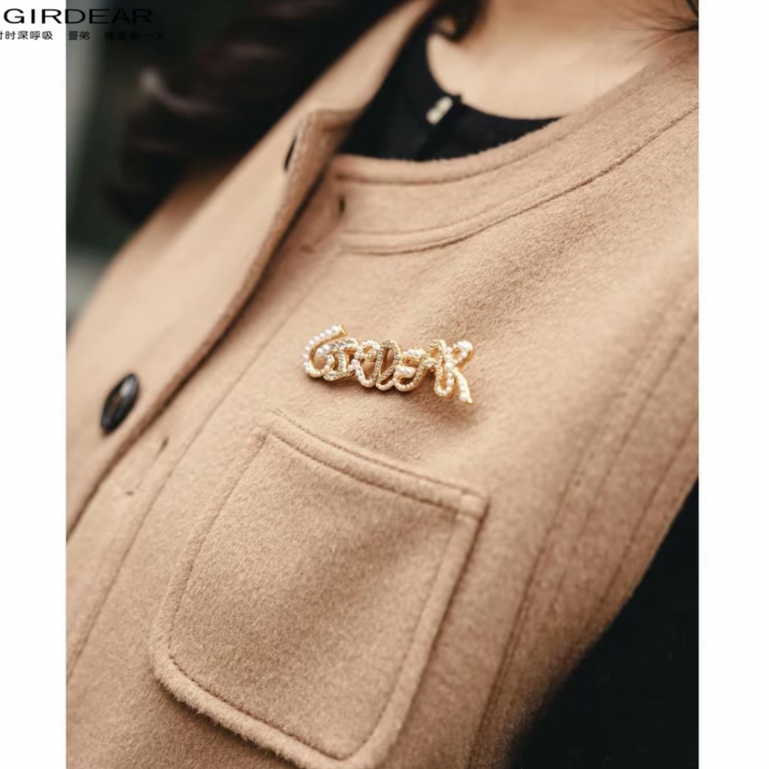 GIRDEAR/哥弟 铜玻璃胸针 轻奢时尚百搭经典logo镶嵌胸针190020-