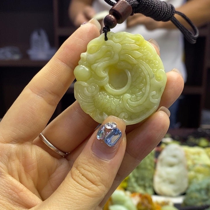 蛇纹石玉未镶嵌颈饰