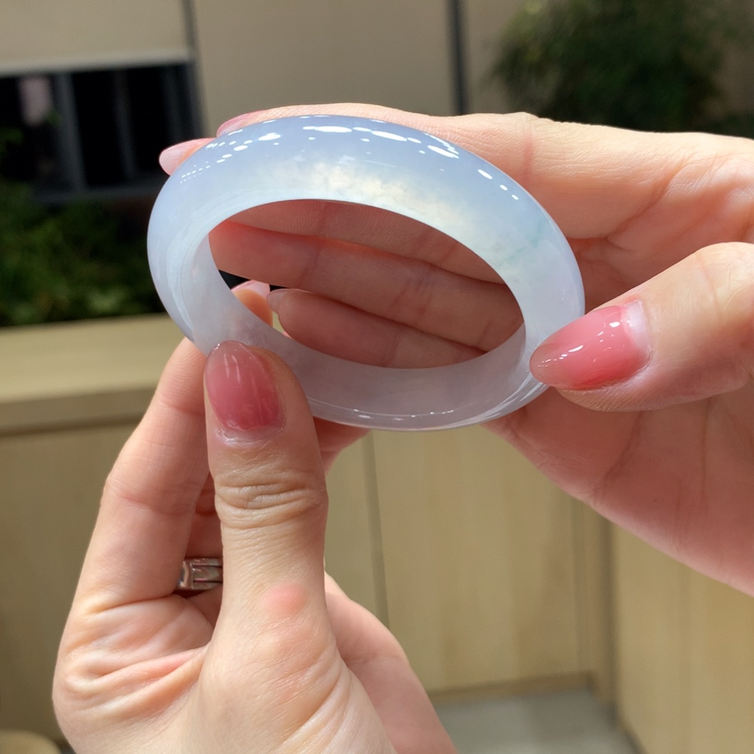 翡翠手镯未镶嵌黄***?不退不换