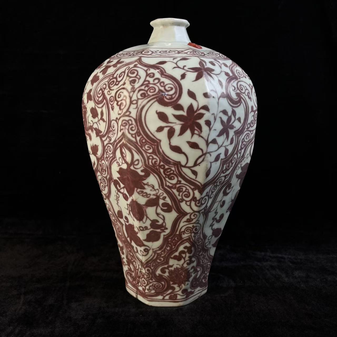 明代釉里红缠枝花卉纹梅瓶