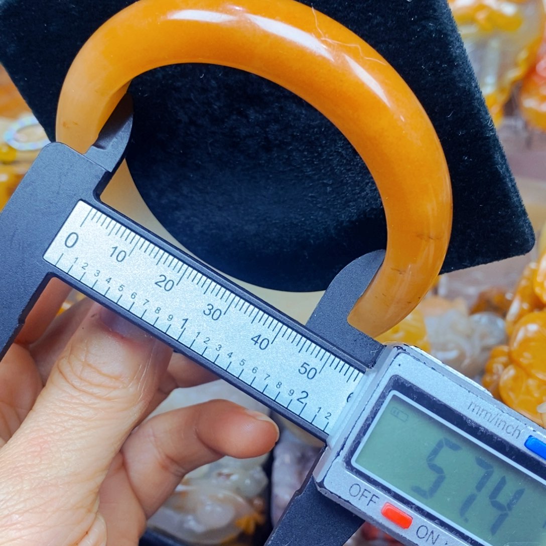 未镶嵌石英质玉（黄龙玉）颈饰