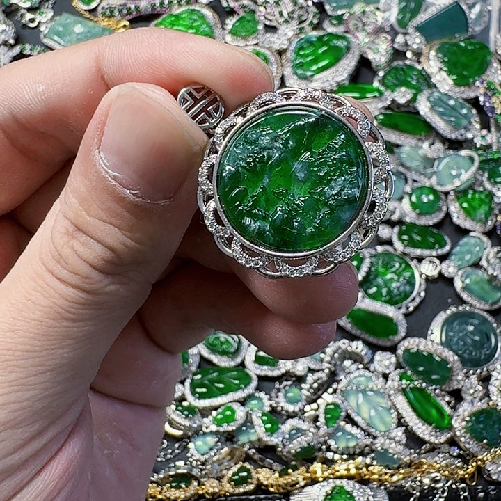 翡翠颈饰未镶嵌天然A货翡翠放漏