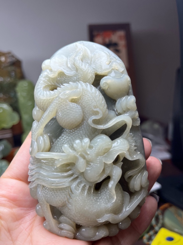 精品天然岫玉龙生意兴隆