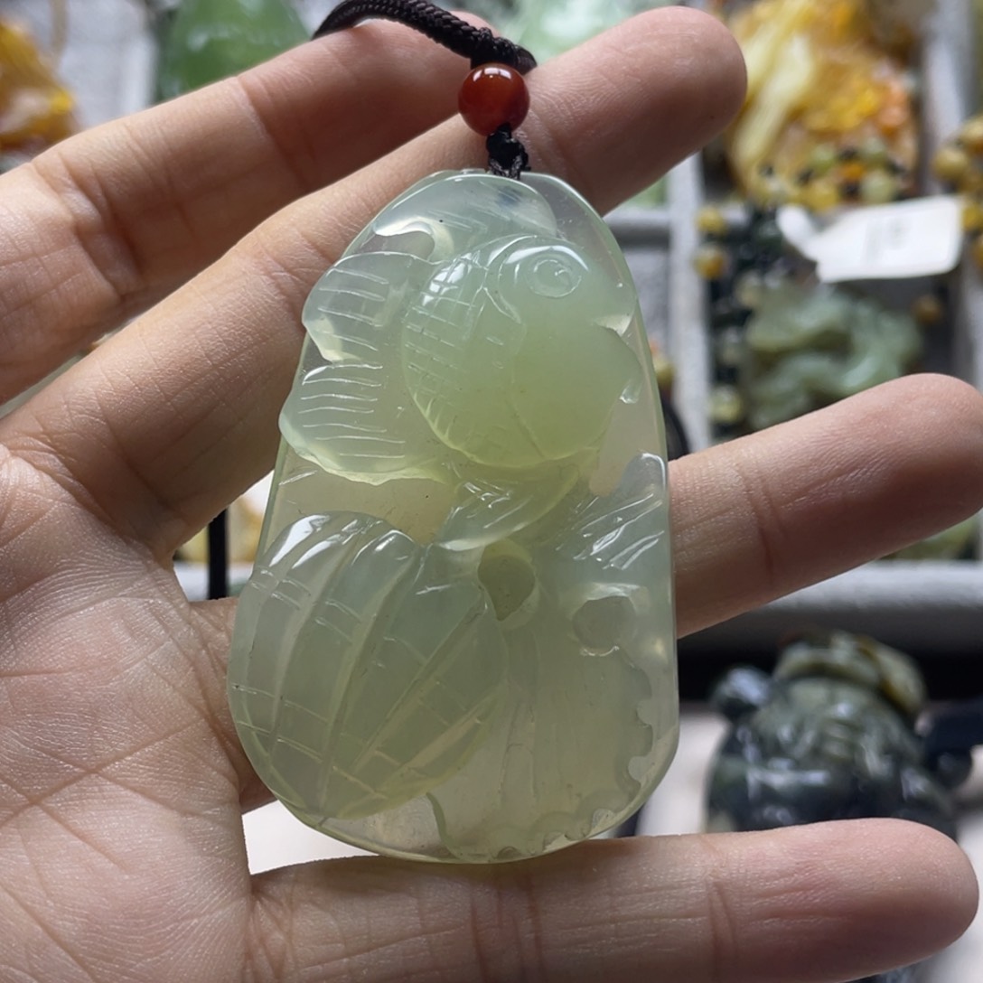 蛇纹石玉颈饰未镶嵌