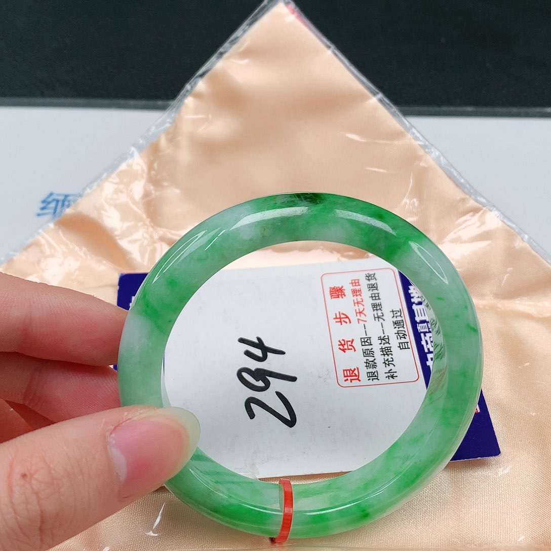 翡翠手镯未镶嵌翡翠