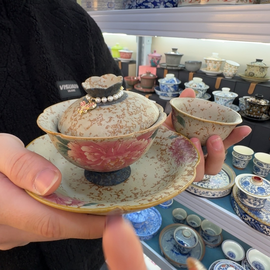 当代艺术家辞典等多部著作