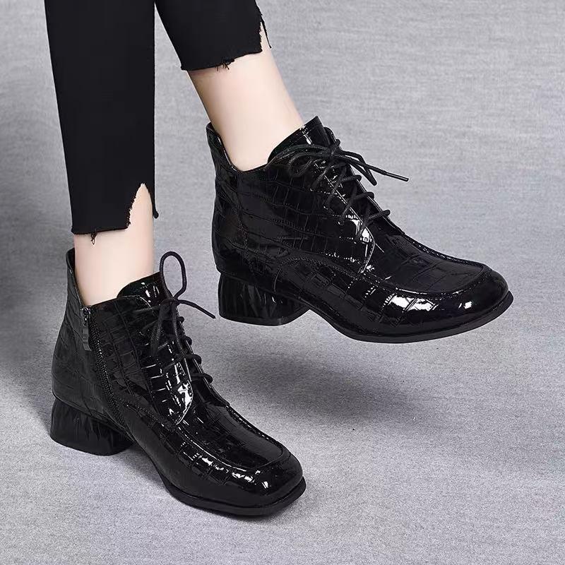 真皮短靴女大码低跟女靴2025秋冬新款漆皮加绒靴子粗跟马丁靴棉鞋