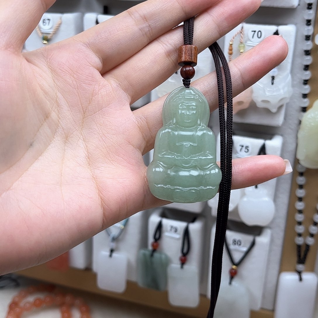 颈饰未镶嵌石英质玉