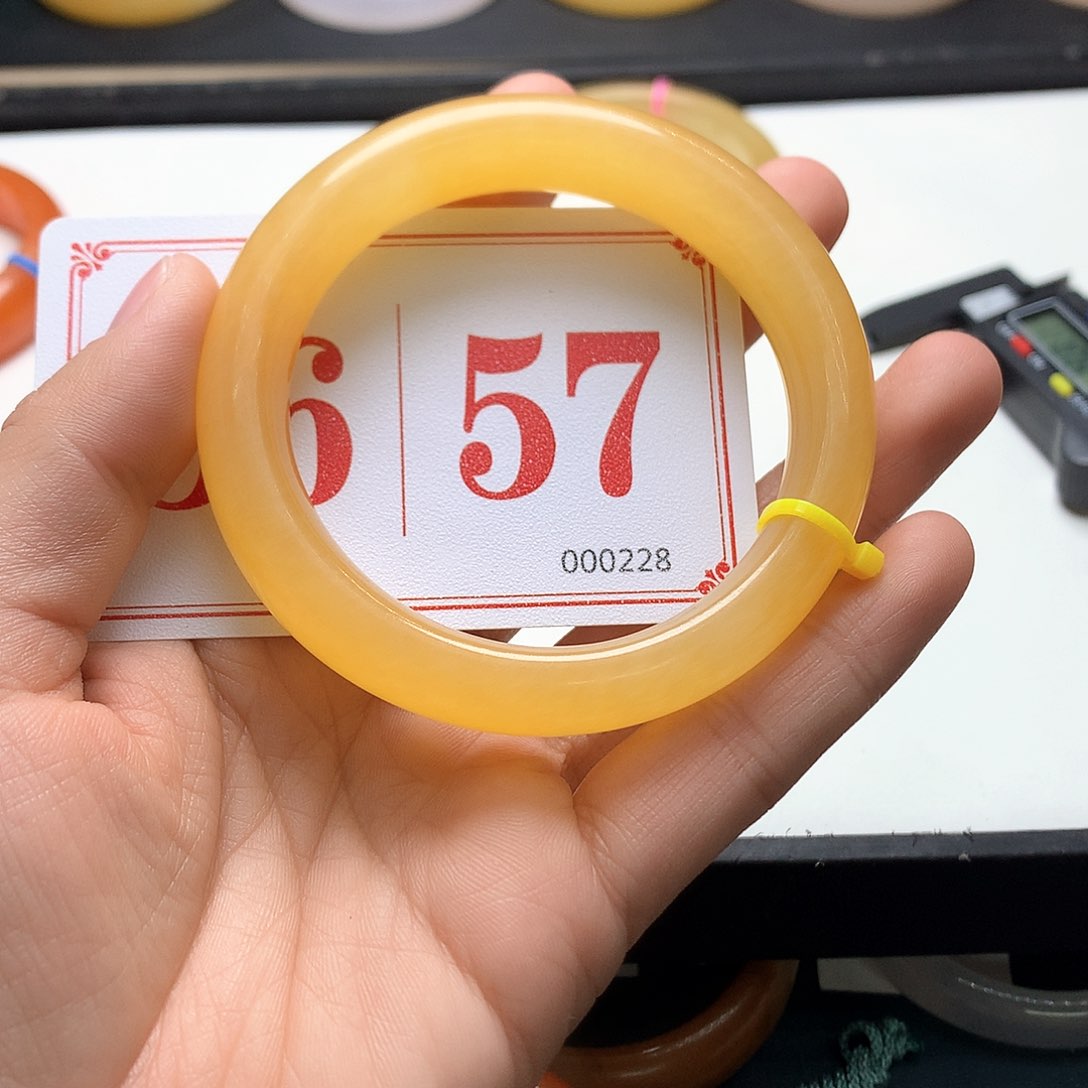 未镶嵌石英质玉（黄龙玉）手镯石****.