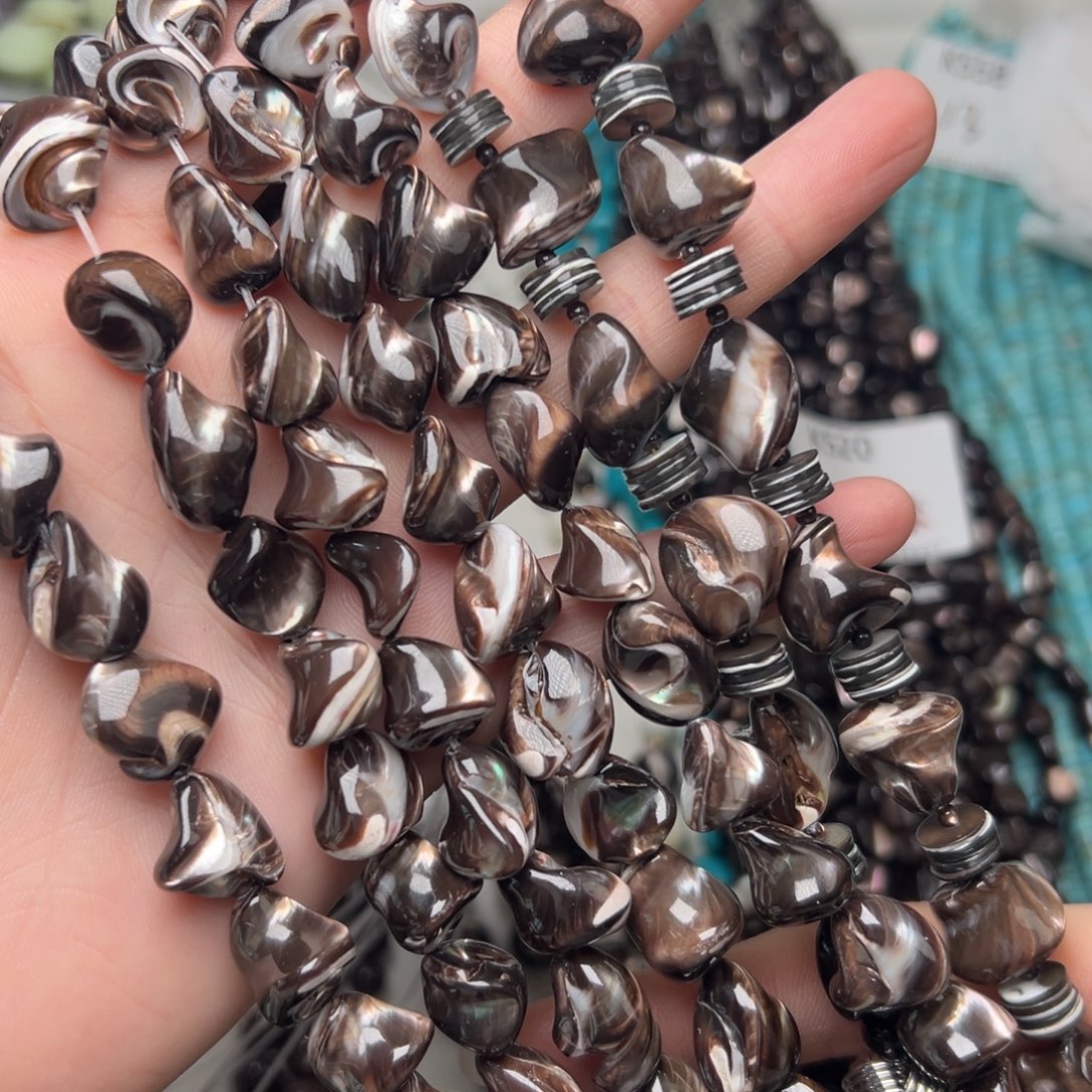 玛瑙/玉髓合金珠宝半成品K568。13mm天然黑金贝随形一条